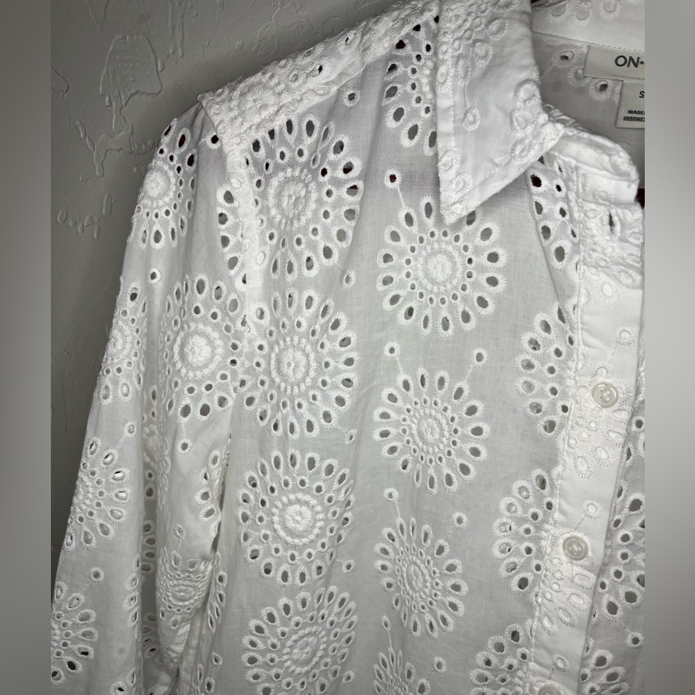 NWT ON 34th Bright White Eyelet Women's Casual Shirt Small - Picture 4 of 10
